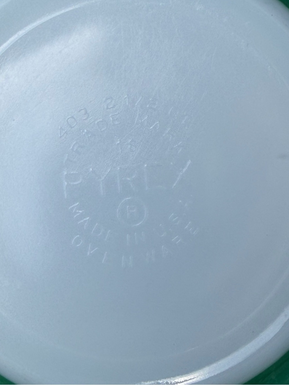 Vintage Pyrex #403 Mixing Bowl - Picture 3 of 8